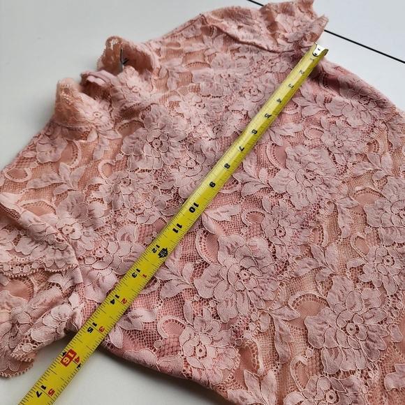 Guess Women's Blush Pink Lace Top Blouse Zip Back Short Sleeve Stretch XS - Picture 11 of 12